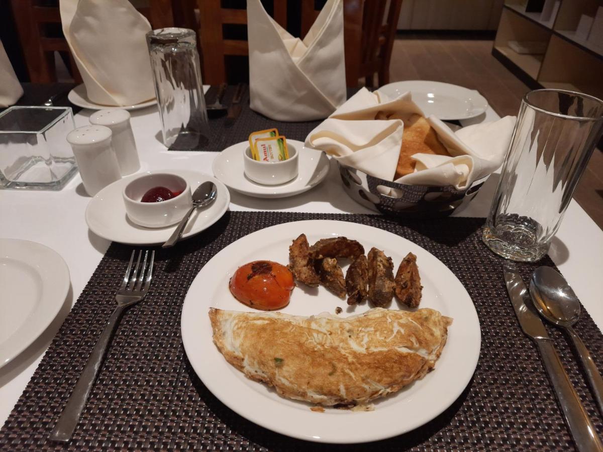 Hotel Rimi International Agartala Kültér fotó