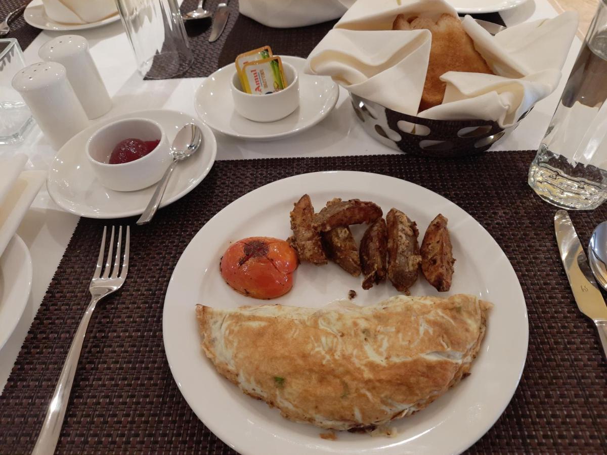 Hotel Rimi International Agartala Kültér fotó
